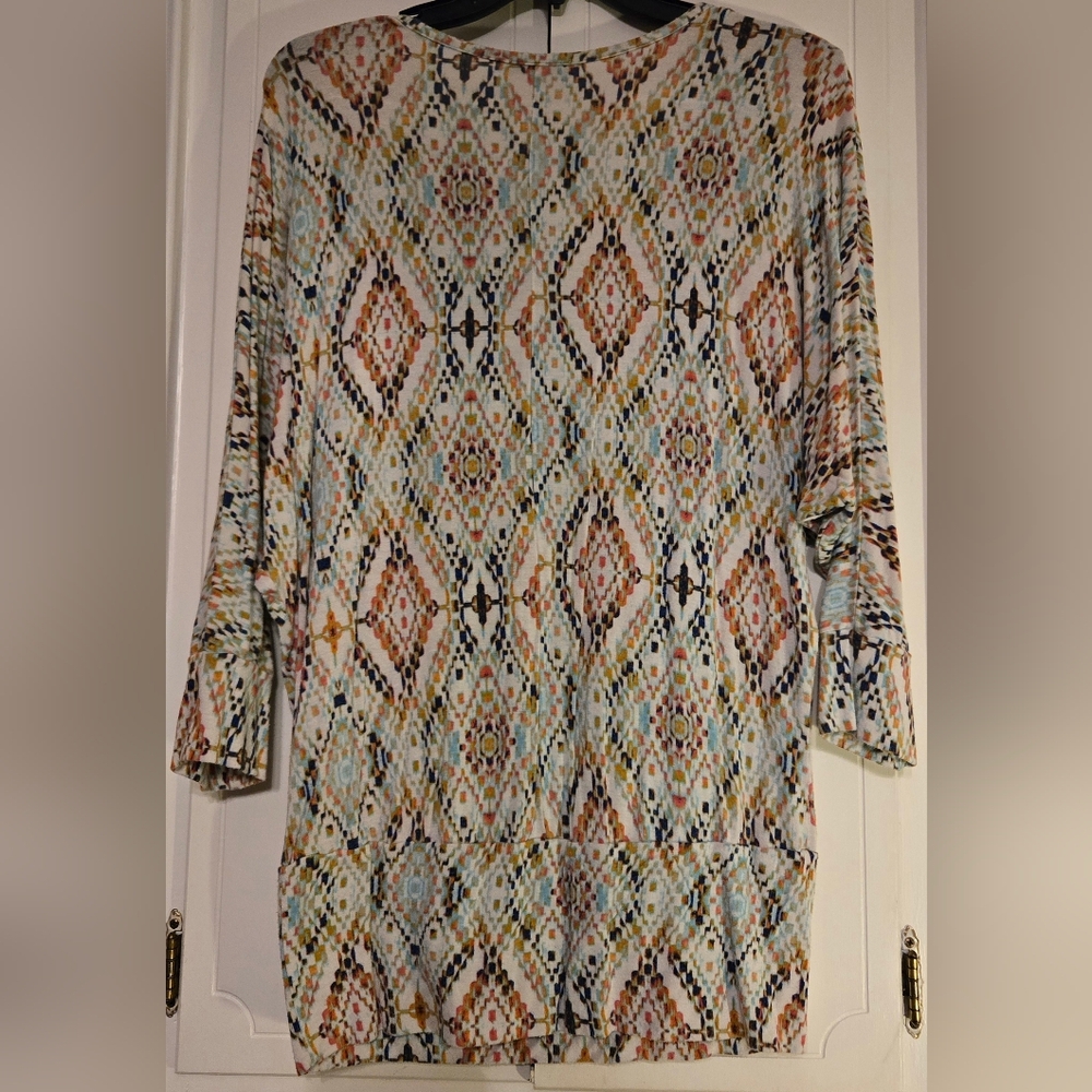 Geometric Patterned V-Neck Top - Picture 2 of 5